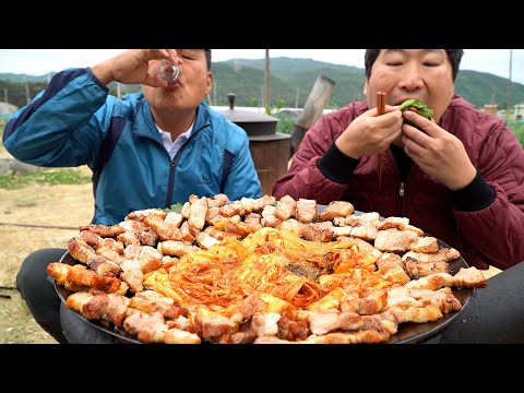 짚불 초벌 삼겹살을 솥뚜껑에 김치와 한 번 더 구운 솥뚜껑 삼겹살 Samgyeopsal grilled by