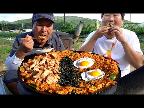 김치 가득 넣은 김치볶음밥과 솥뚜껑 삼겹살의 조합 Kimchi Fried Rice Grilled