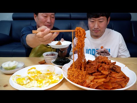 아버지께서 직접 요리하신 돼지고기 목살 넣은 묵은지찜 Braised Pork neck meat with
