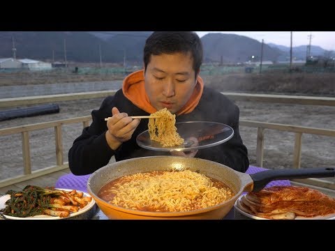 야외에서 먹는 얼큰한 열라면 hot spicy instant noodles 먹방 Mukbang eating