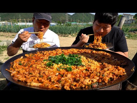 대패삼겹살을 이용한 불맛나는 고기짬뽕라면 Smoke flavor spicy instant noodles