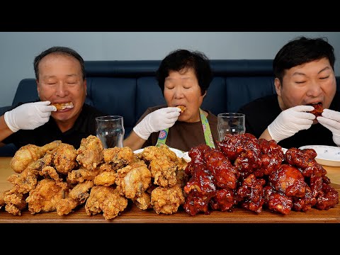후라이드 반 양념 반을 가마솥으로 직접 튀겨 만든 반반치킨 Fried Seasoned spicy
