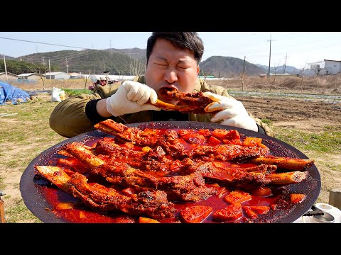 커다란 골프채대왕갈비를 부드럽게 한 입에 가득 솥뚜껑에 만든 매콤양념 소갈비 Spicy braised