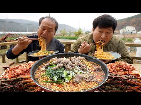 먹방하는데 갑자기 비가 우삼겹 파 넣고 끓인 우삼겹 라면 Hot instant noodles with