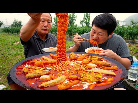 치즈 가 득 넣은 솥뚜껑 차돌 떡볶이에 각종 튀김까지 Tteokbokki with beef brisket