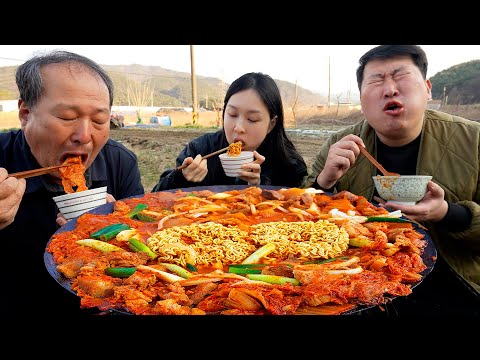 큼직하게 썬 앞다리살에 김장 김치 넣어 끓인 솥뚜껑 김치찌개 Spicy Pork and Kimchi