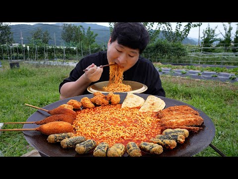 솥뚜껑 불닭볶음 탕 면과 국물에 찍어 먹는 각종 튀김들 Buldak stew type Fried foods