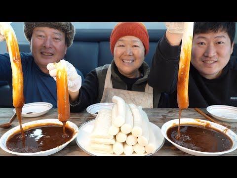 갓 뽑아낸 떡을 직접 만든 조청에 찍어 Grain syrup Rice cake 요리 먹방 Mukbang