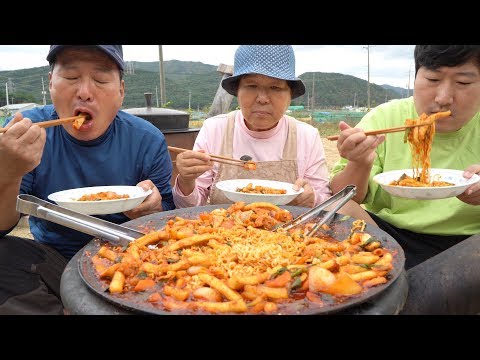 오징어랑 새우 매콤하게 볶아서 라면사리 푸짐하게 쓱쓱 Stir fried squid shrimp with