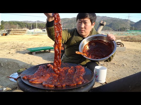 매콤한 고추장 양념 발라 솥뚜껑에 치익 고추장 삼겹살 Spicy Grilled Samgyeopsal 요리