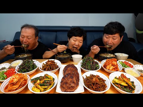 자연산 미꾸라지로 만든 보양식 얼큰한 추어탕과 다양한 반찬들 먹방 Loach soup Korean side