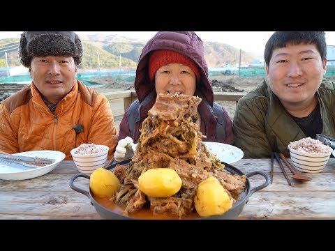 등뼈 가 득 채운 감자탕 Gamja tang Pork back bone 요리 먹방 Mukbang