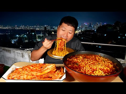 전망 좋기로 소문난 옥탑에서 라면 후루룩 Hot instant noodles Mukbang on the