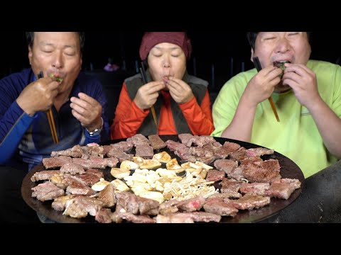 새로 사온 솥뚜껑에 구워 먹는 소고기 등심 구이 Grilled Beef sirloin on a