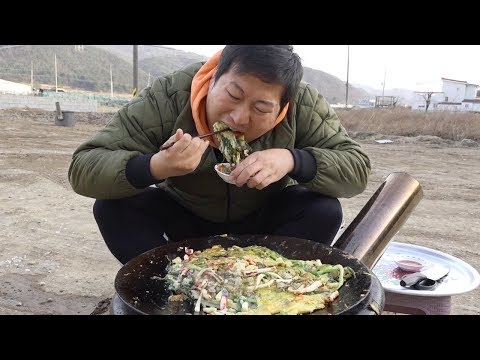 굴 오징어까지 푸짐하게 넣어 만든 해물파전 Seafood and Green Onion Pancake 요리