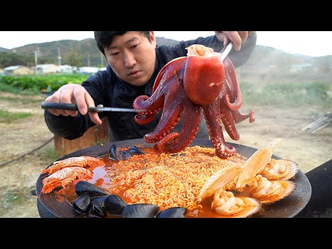 싱싱한 문어와 새우 가리비에 홍합 가득 문어 해물라면 Spicy Octopus Seafood Ramen