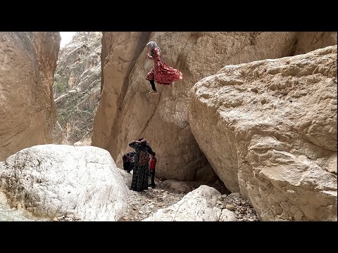 The difficult passage of a village woman with her children