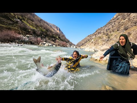 Unbelievable Catch Brave Nomad Woman Catches a Giant Fish