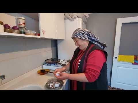ANNEANNEMLERDE YER SOFRASI KAHVALTI HAZIRLIĞI