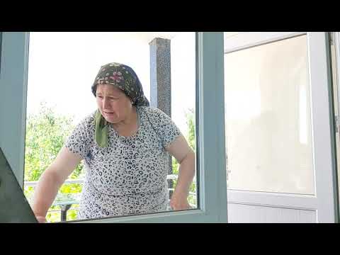 YENİ EVİMİZİN CAMLARINI SİLİP PERDELERİNİ TAKIYORUZ