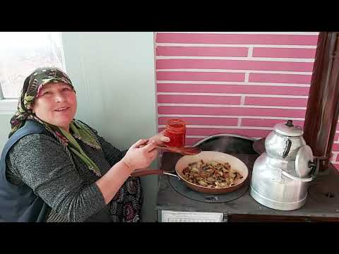BOL SOHBETLİ KUZİNE SOBANIN ÜSTÜNDE PATLICAN SOTE VE FIRINA