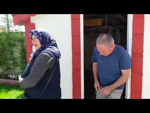 ŞİMDİ BENİM SIRAM KIZ KARDEŞİMİN BAHÇESİNİ GEZİYORUZ