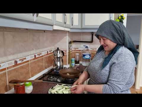 HATİCE HANIM NEŞELİ YÜZÜ GÜLÜYOR MENÜDE PATLICAN MENEMENLİ