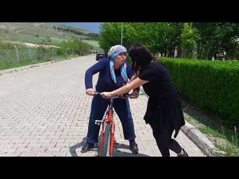 ANNEM BİSİKLET ÖĞRENİRKEN DÜŞTÜ ÖRDEK YÜRÜYÜŞÜ YAPTIK
