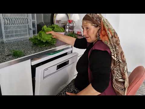 KÖYDE YAŞAM BOL YAĞMUR HATİCE HANIM ET KAVURMA YAPIYOR
