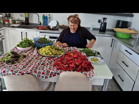HATİCE HANIM ACI BİBERLERİNİ AYIKLIYOR BAHÇEMİZDE DÜZENLEME