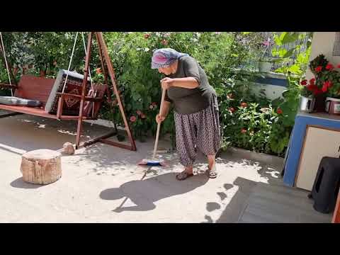 BAHÇEDE TEMİZLİK VE TATLI SOHBET MOLASI