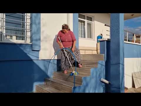 HATİCE HANIM EN UFAK BİR GÜNEŞ GÖRSÜN HEMEN SUYLA OYNAMAYA