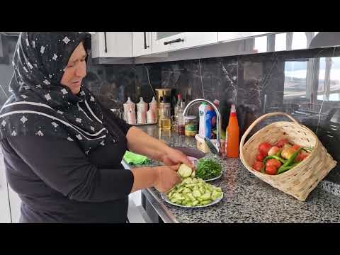 GÜNLÜL RUTİN İŞLERİMİZ BAHÇEMİZDEN TAZE TAZE ÇİÇEĞİ BURNUNDA