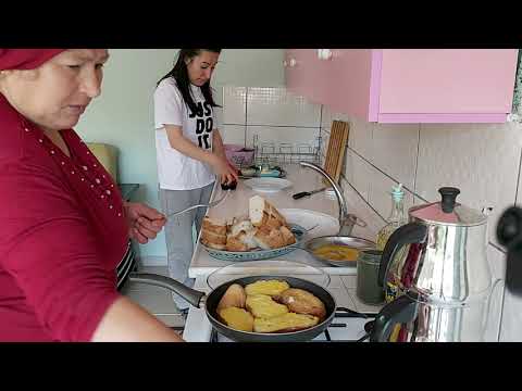 BAHÇEDE SABAH KAHVALTISI YUMURTALI EKMEK KIZARTMASI BOL