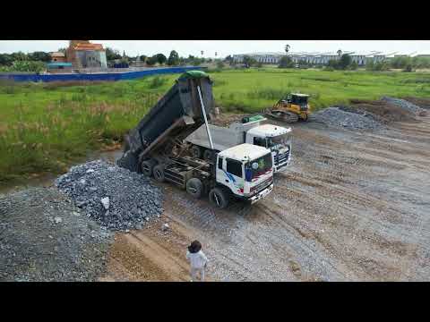 Great Wonderful Powerful SHANTUI Bulldozer Dumping soil and
