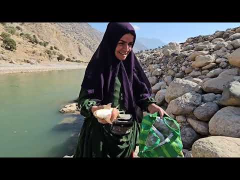 El tranquilo viaje de pesca de una pareja nómada se