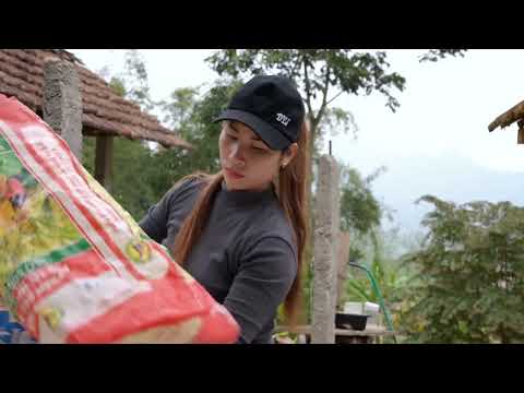 Alone Pouring Concrete Columns To Build Stilt Houses Living