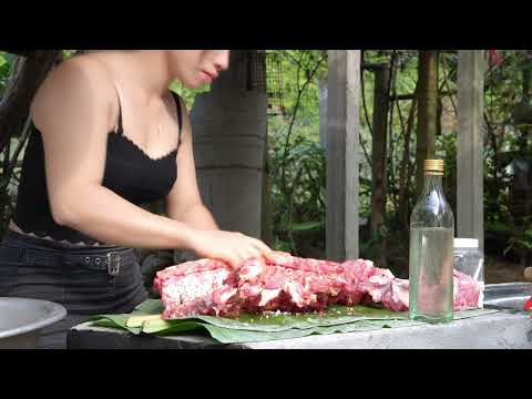 Enjoy delicious meat on the bone and warm salted pork ribs