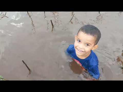 A boia desce e sobe com uma baita traíra no Rio Grande