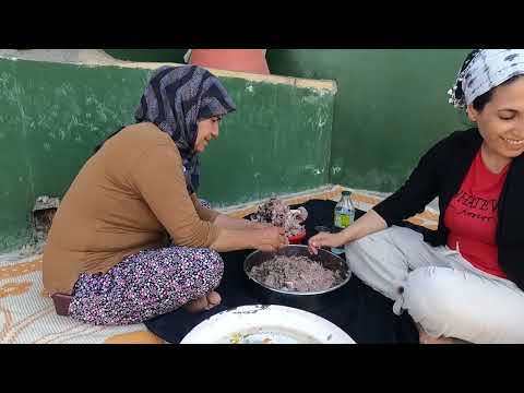 KÖY EVİMİZDE YEMEK DAVETİ TEPSİ TEPSİ SACDA KUZU ETİ İÇLİ