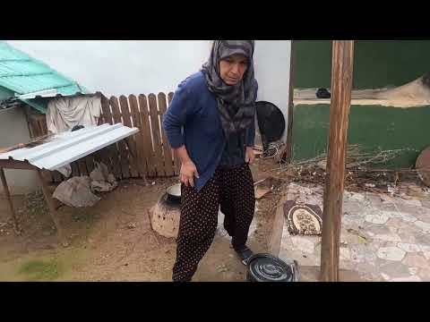 Kış Ayı Geldi Yağmurlu Havada Sobalı Sıcak Köy Evi Odun