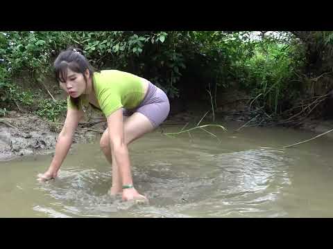 Full Video Young girl s excellent fishing skills Harvesting
