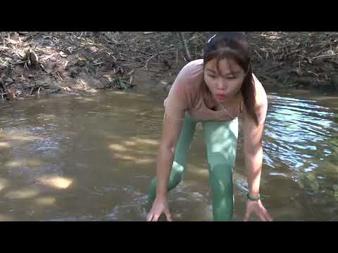 Fishing Exciting The Girl Use Large Pump Catch Many Of Fish