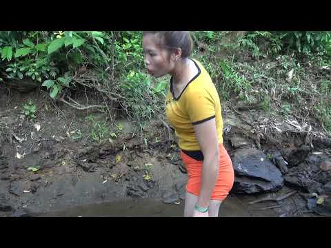 Unique Fishing Video The girl used the pump to suck all the