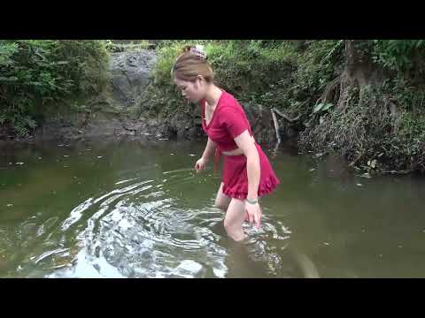 Survival Skills The Girl Using Pump Suck Water In The Lake