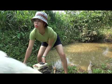 Pump fishing technology The girl who pumps water outside