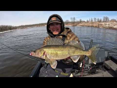 2 Days Fishing Canada s Border for GIANT Walleyes