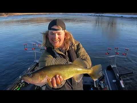 Absolutely ABSURD Walleye Fishing on the Rainy River MUST