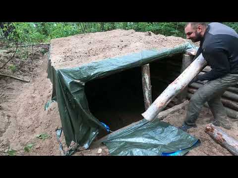 A man spent a whole year building a dugout in a wild forest