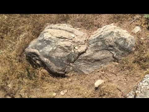 VADİDEKİ DEREDE ÇOK DEĞERLİ KAYALAR VE ÜSTÜNDEKİ İŞARETLER